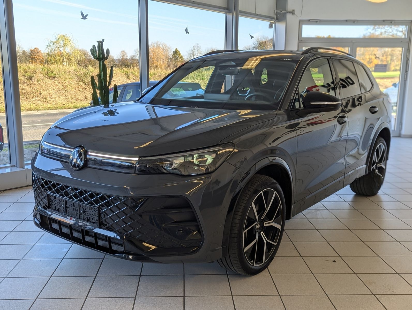 Volkswagen Tiguan 2.0TDI R-Line 4M Pano Black AHK Matrix 20 foto 3