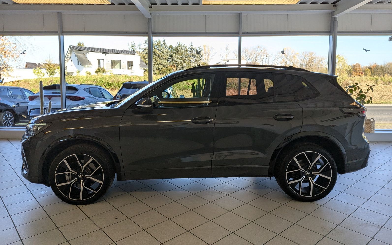 Volkswagen Tiguan 2.0TDI R-Line 4M Pano Black AHK Matrix 20 foto 4