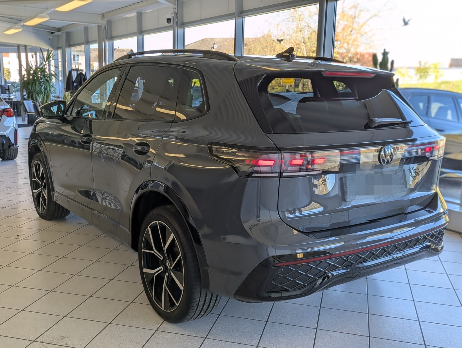 Volkswagen Tiguan 2.0TDI R-Line 4M Pano Black AHK Matrix 20 foto 5