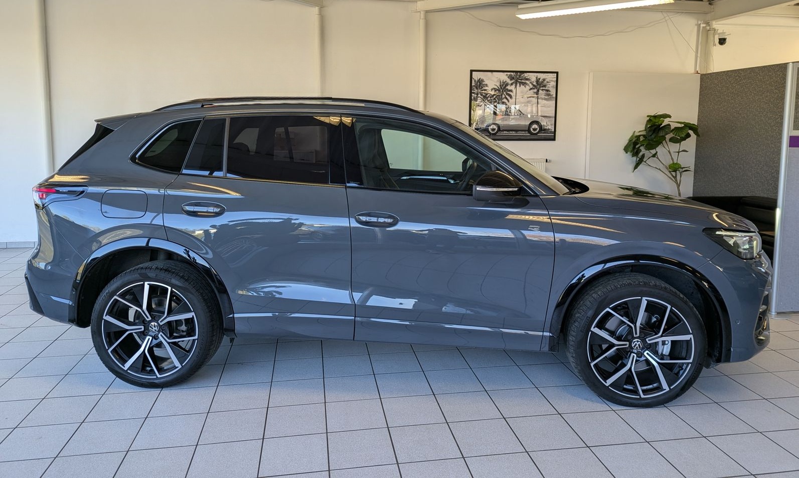 Volkswagen Tiguan 2.0TDI R-Line 4M Pano Black AHK Matrix 20 foto 8