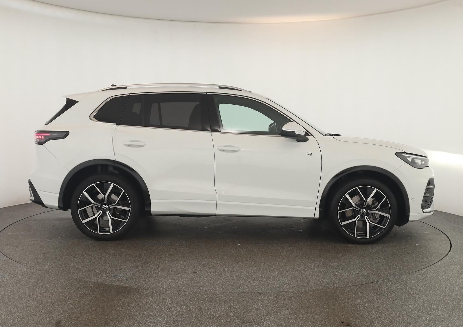 Volkswagen Tiguan 2.0 TDI DSG R-Line IQ Pano Navi KeyGo 360 foto 4