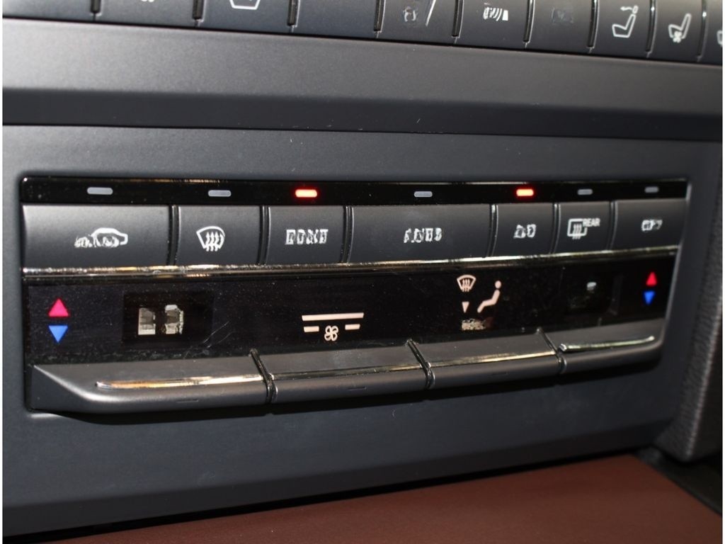 Mercedes-Benz E 350 CGI AMG Line BlueEff. Designo*H&K*TOP foto 22