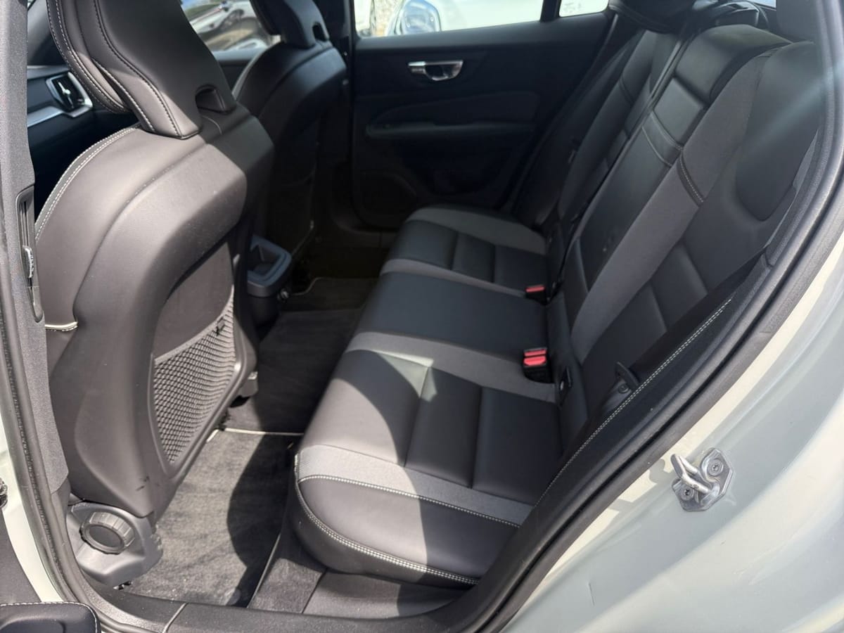 Volvo V60 Kombi R Design D4 Navi Autom. RFK PDC Klimaa foto 12