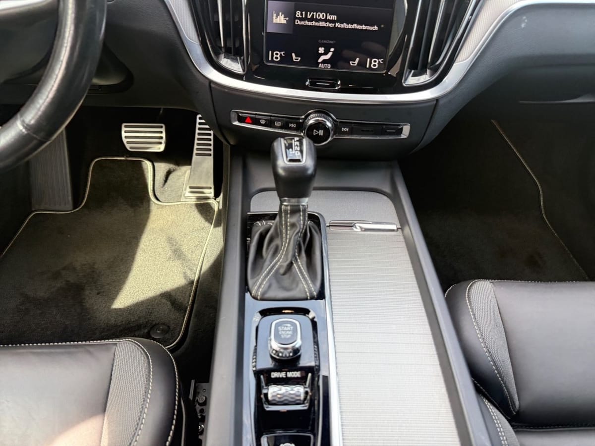 Volvo V60 Kombi R Design D4 Navi Autom. RFK PDC Klimaa foto 14