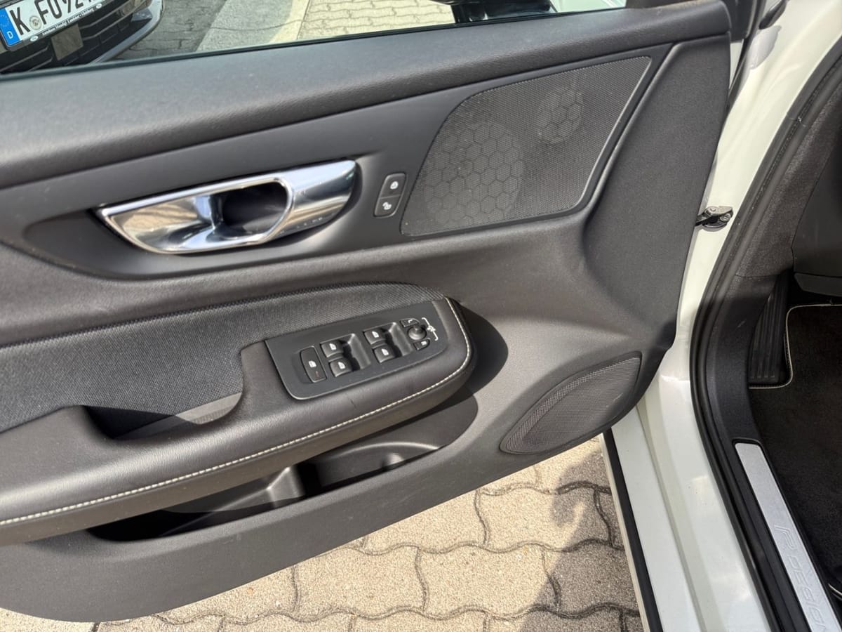 Volvo V60 Kombi R Design D4 Navi Autom. RFK PDC Klimaa foto 7