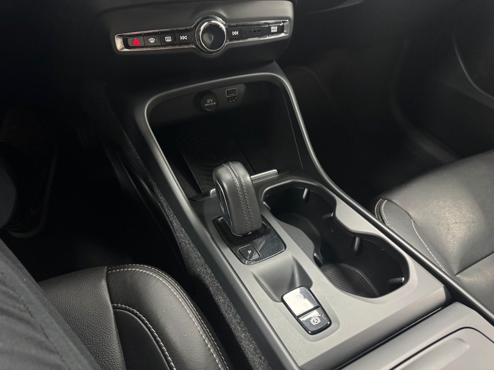 Volvo XC 40 Momentum AWD CAM/LEDER/NAVI/SHZ/HuK foto 16