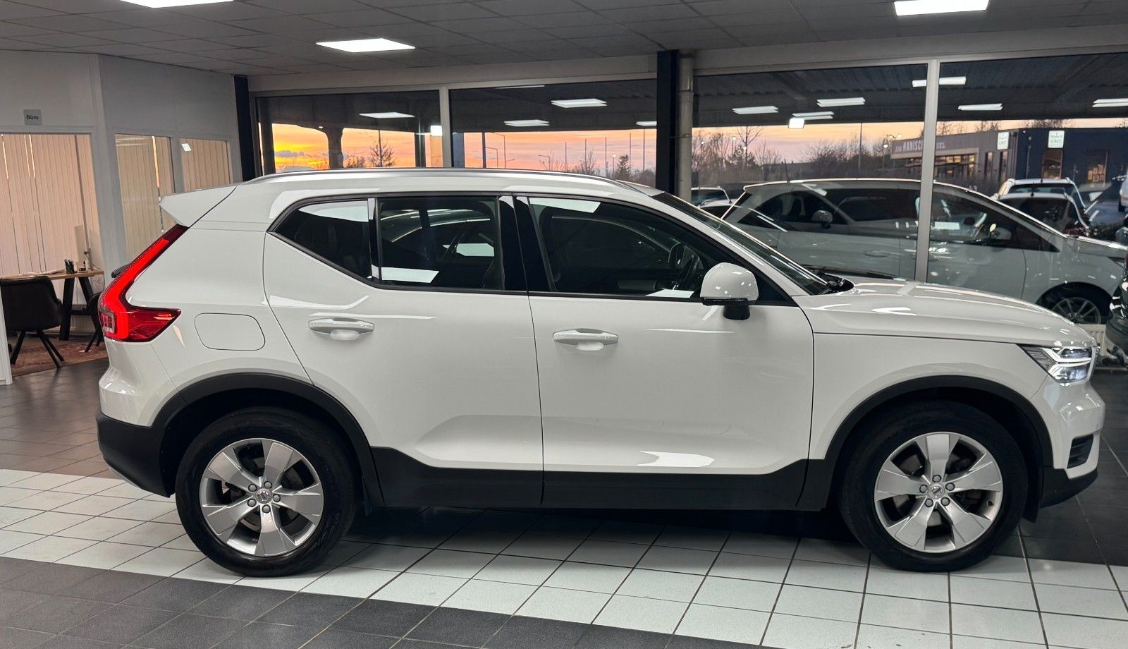 Volvo XC 40 Momentum AWD CAM/LEDER/NAVI/SHZ/HuK foto 4