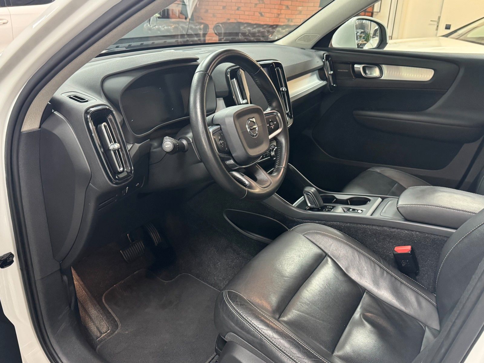 Volvo XC 40 Momentum AWD CAM/LEDER/NAVI/SHZ/HuK foto 9