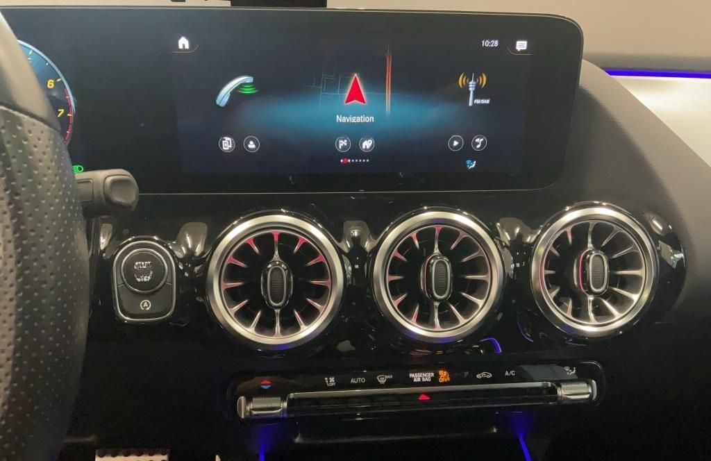 Mercedes-Benz GLA 250 4M AMG PANORAMA SPURPAKET PDC KAMERA LED foto 11