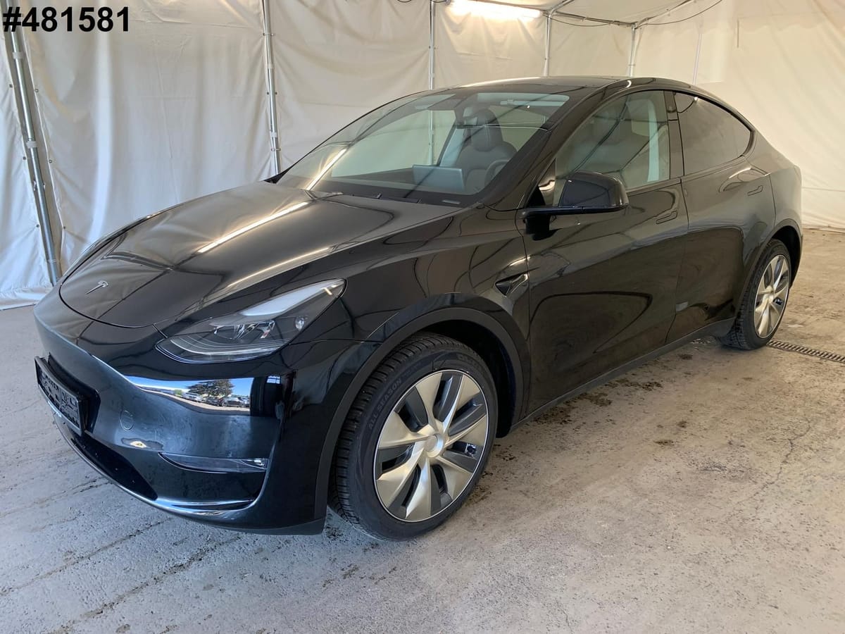 Tesla Model Y Long Range Dual AWD Kam Autopilot 3