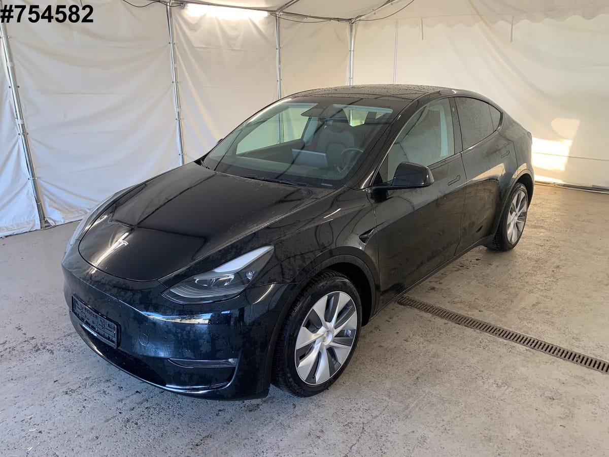 Tesla Model Y Long Range Dual AWD Kam Autopilot 3