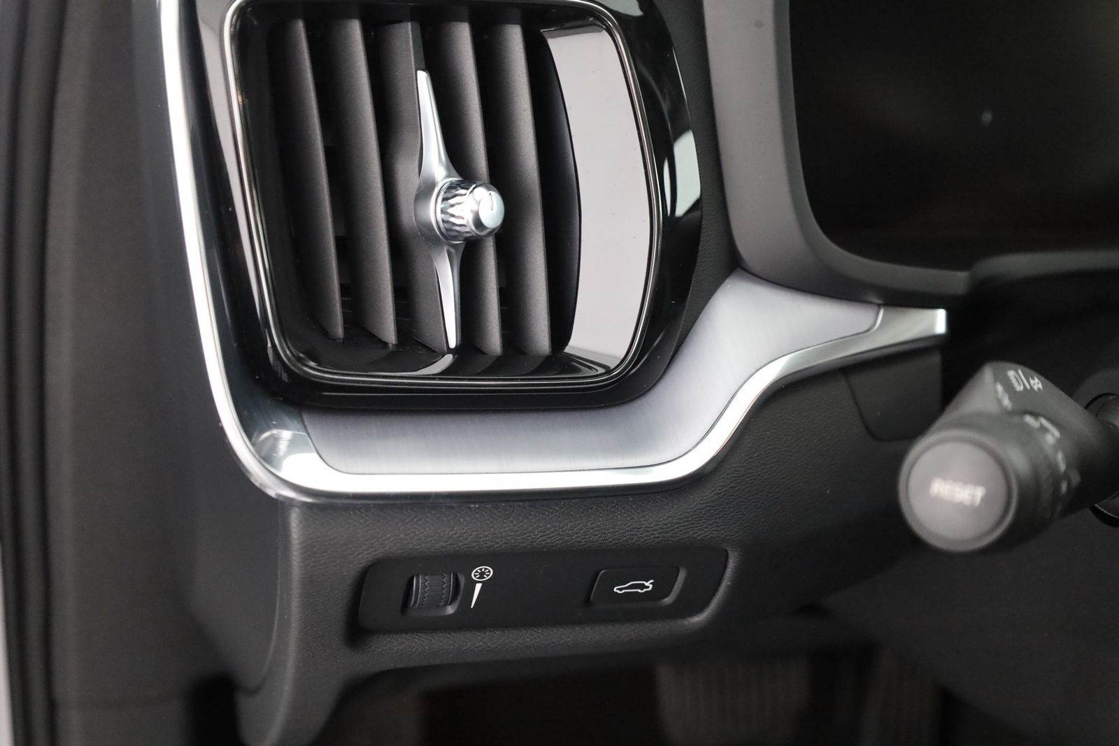 Volvo V60 D3 Kombi Momentum Pro LED Kamera Navi H&K foto 20