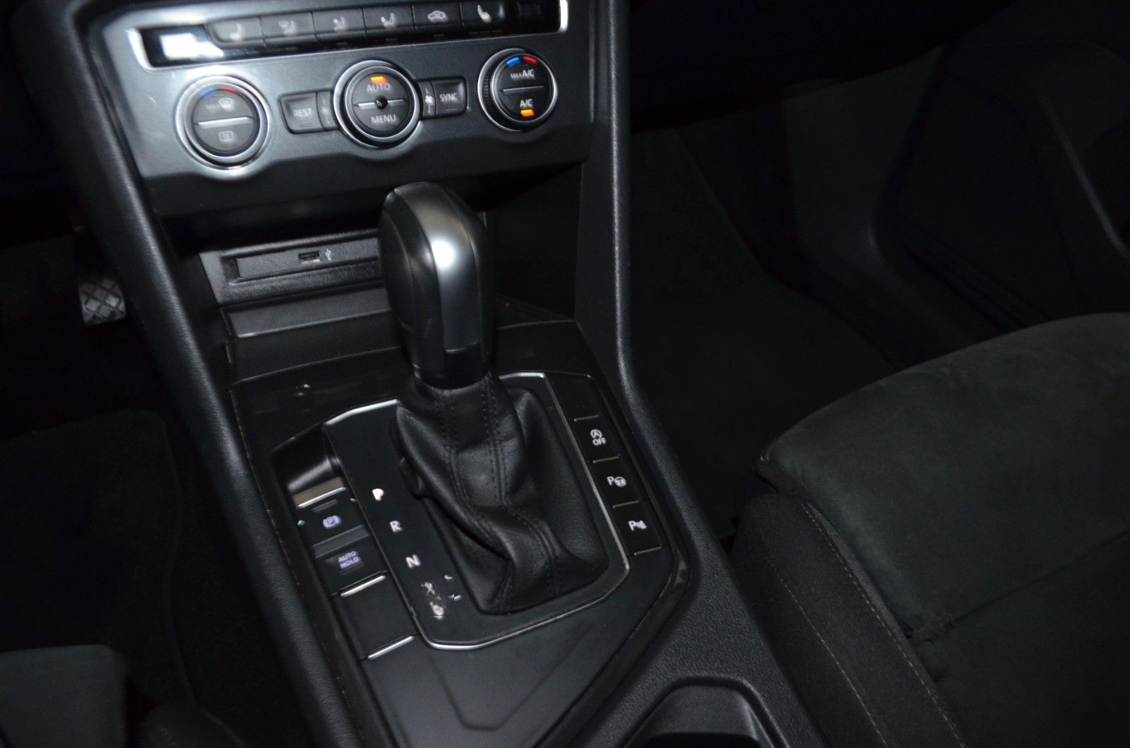 Volkswagen Tiguan BMT AUTOMATIK / NAVI / R-KAMERA / PDC foto 16