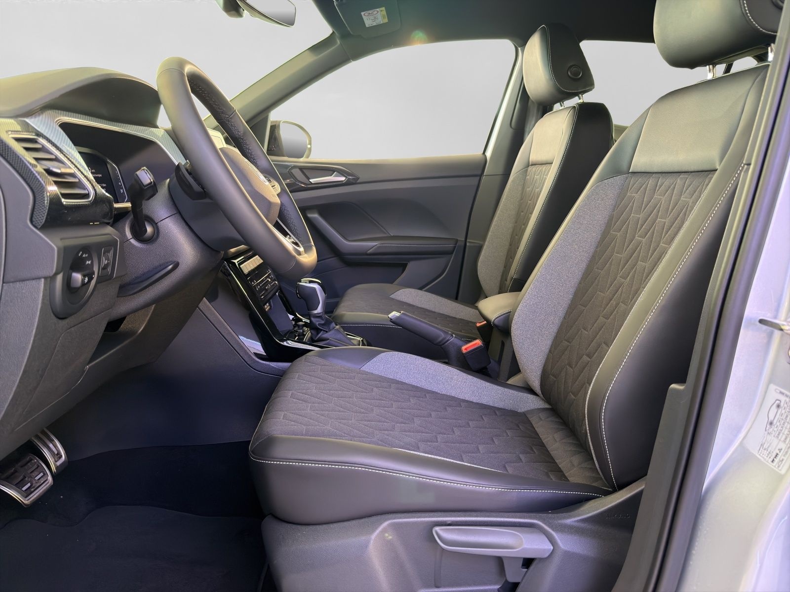 Volkswagen T-Cross 1.0 TSI DSG ENERGY LIFE AHK GJR REAR VIE foto 4