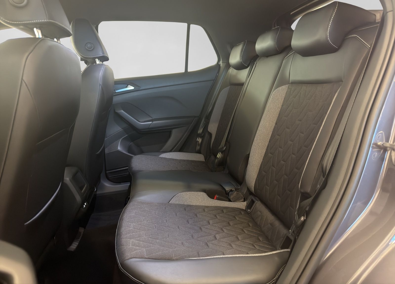 Volkswagen T-Cross 1.0 TSI DSG ENERGY LIFE AHK GJR REAR VIE foto 6