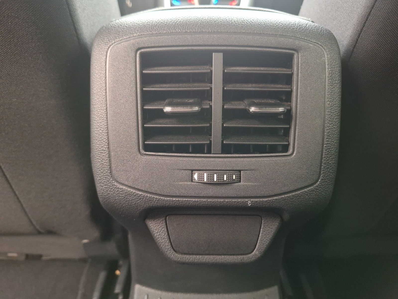 Volkswagen T-Roc TSI Life LED Navi AID Park-Assist SH LM foto 24