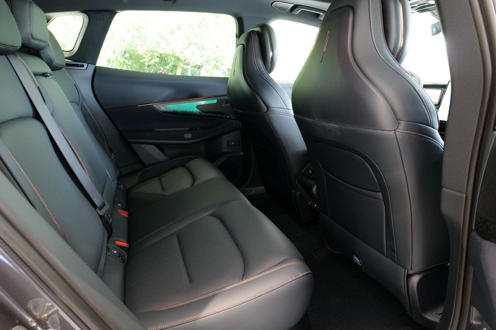 Lynk&Co 08 More KAMERA NAVI ACC AKTIVSITZE LED PANO 360° foto 13