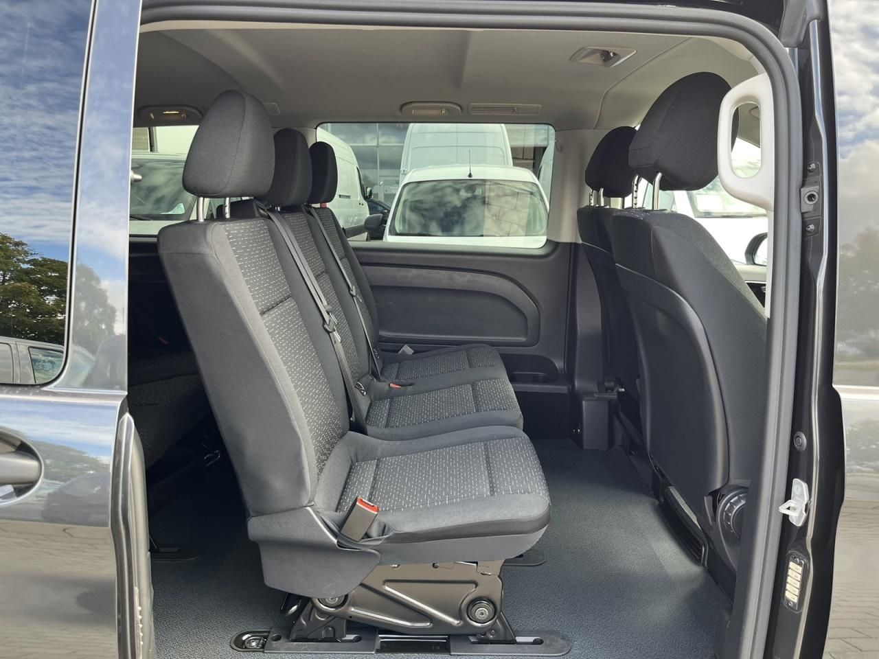 Mercedes-Benz eVito 129 Tourer PRO Lang SpurW LM KlimaA Navi foto 16