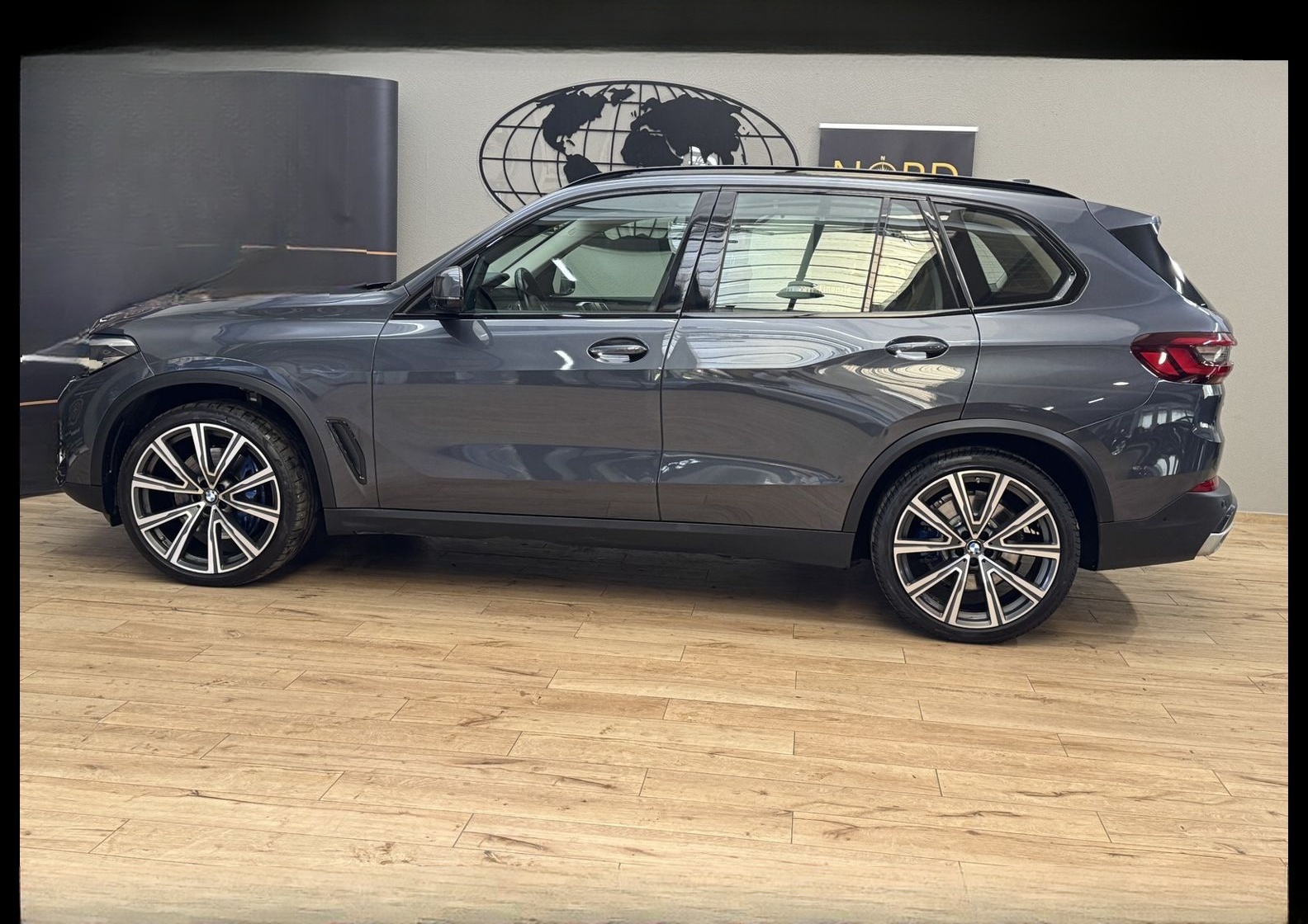 BMW X5 xDrive 40i SPORT-AUTOM *22 ZOLL*AHK*PANO* foto 7
