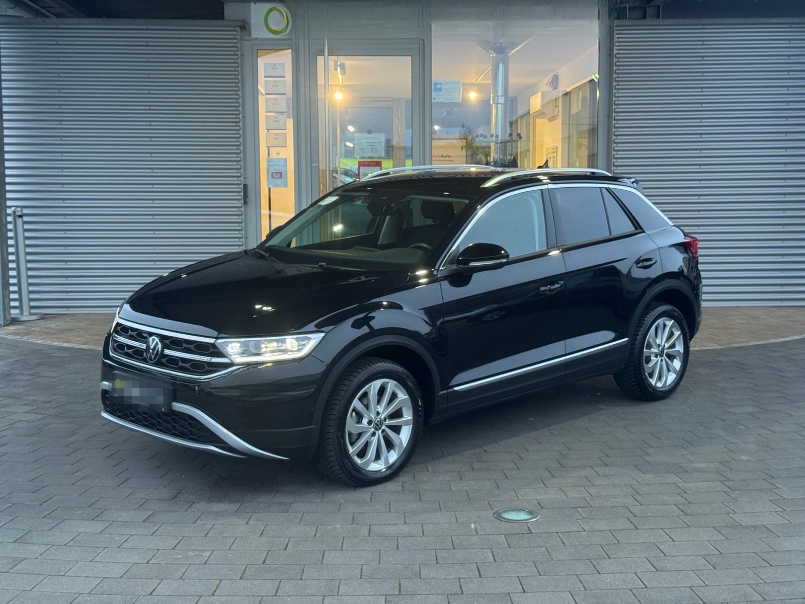 Volkswagen T-Roc 1.5 TSI DSG Style AHK/LED/ACC/APP/ALLSEASO foto 2