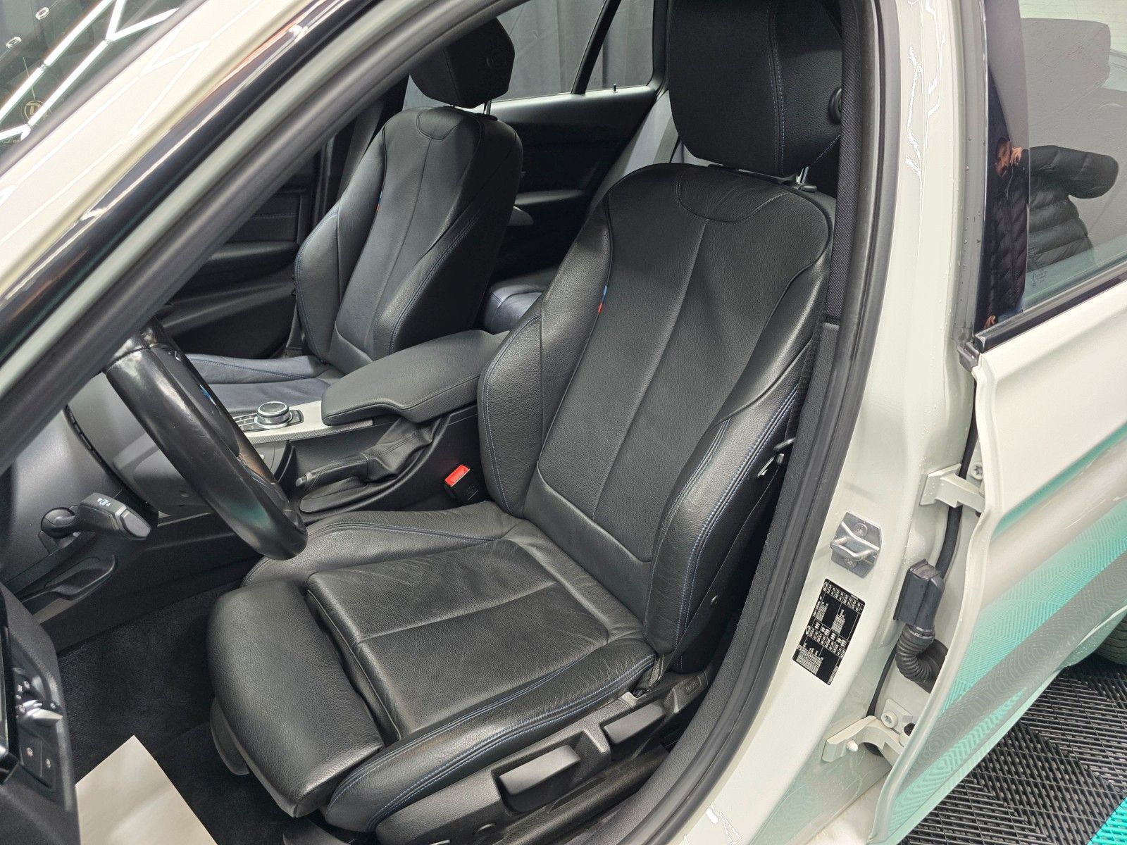 BMW 318i Touring M Sport Shadow Automatik PDC NAVI foto 15