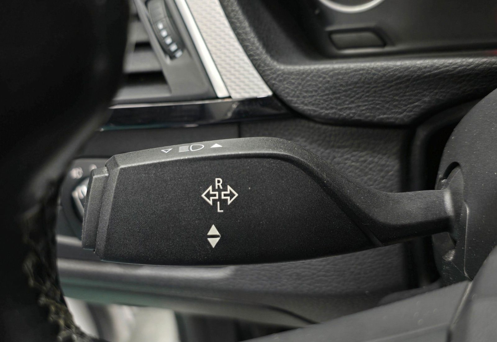 BMW 318i Touring M Sport Shadow Automatik PDC NAVI foto 24