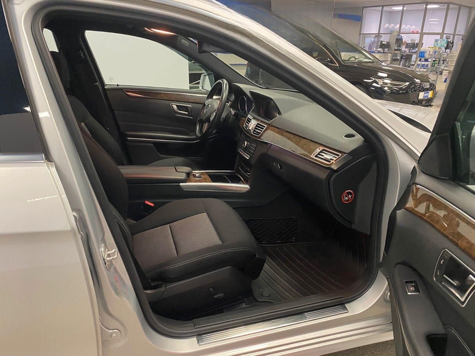 Mercedes-Benz E 200 T ELEGANCE+NAVI+LED Scheinwerfer+Distronic foto 17