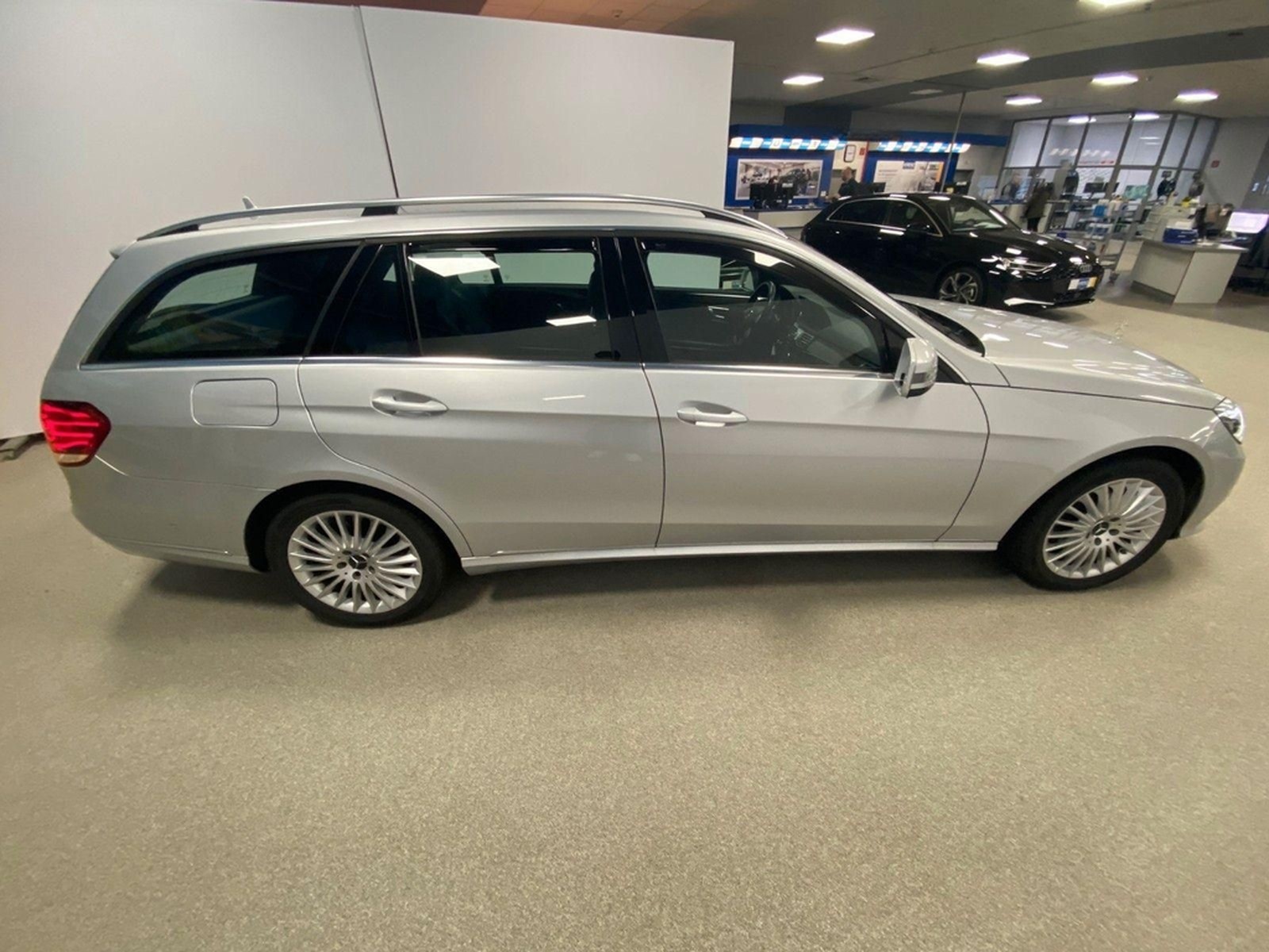 Mercedes-Benz E 200 T ELEGANCE+NAVI+LED Scheinwerfer+Distronic foto 4
