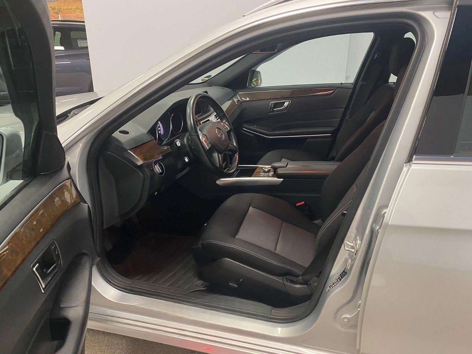 Mercedes-Benz E 200 T ELEGANCE+NAVI+LED Scheinwerfer+Distronic foto 7