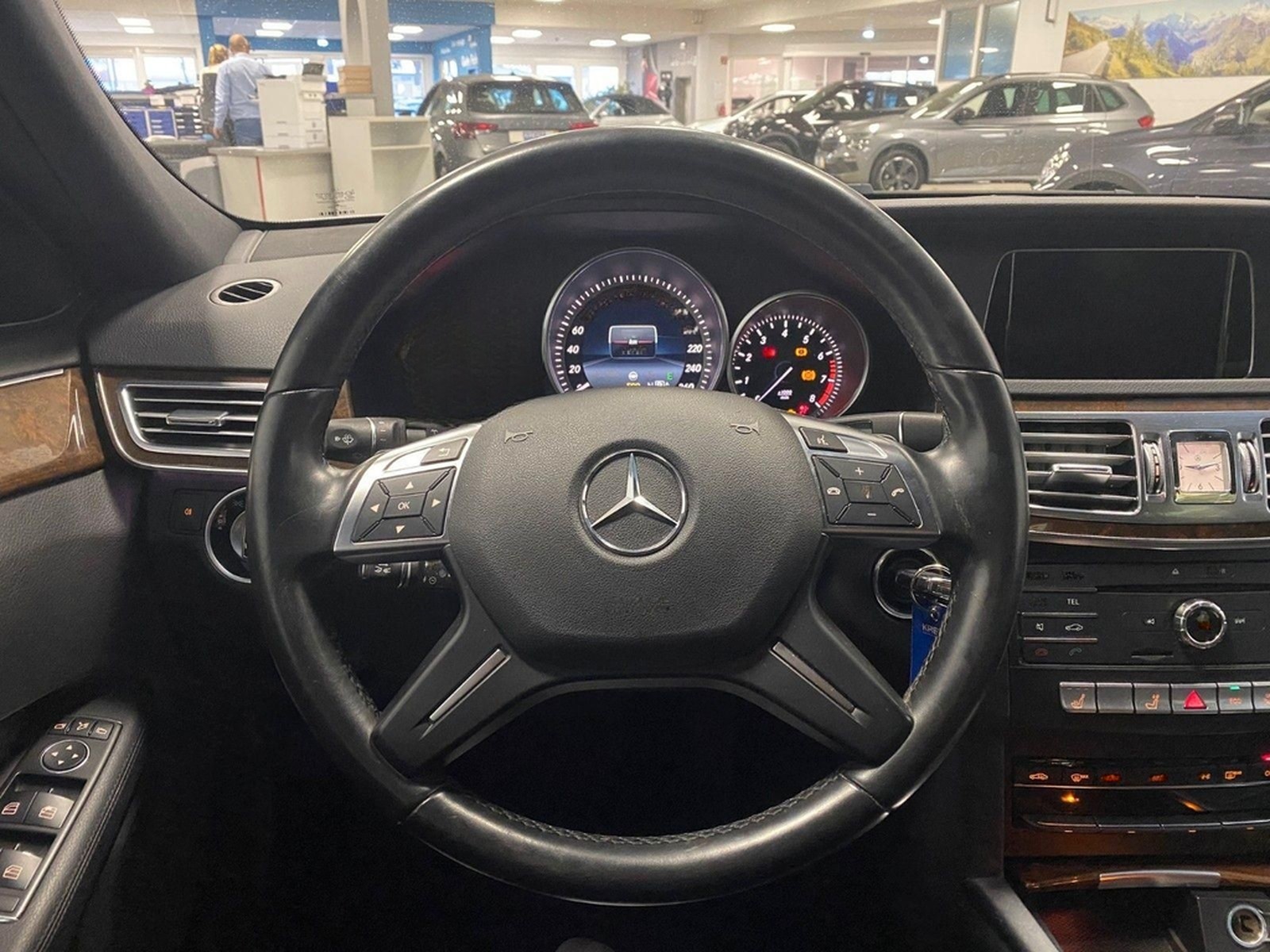 Mercedes-Benz E 200 T ELEGANCE+NAVI+LED Scheinwerfer+Distronic foto 8