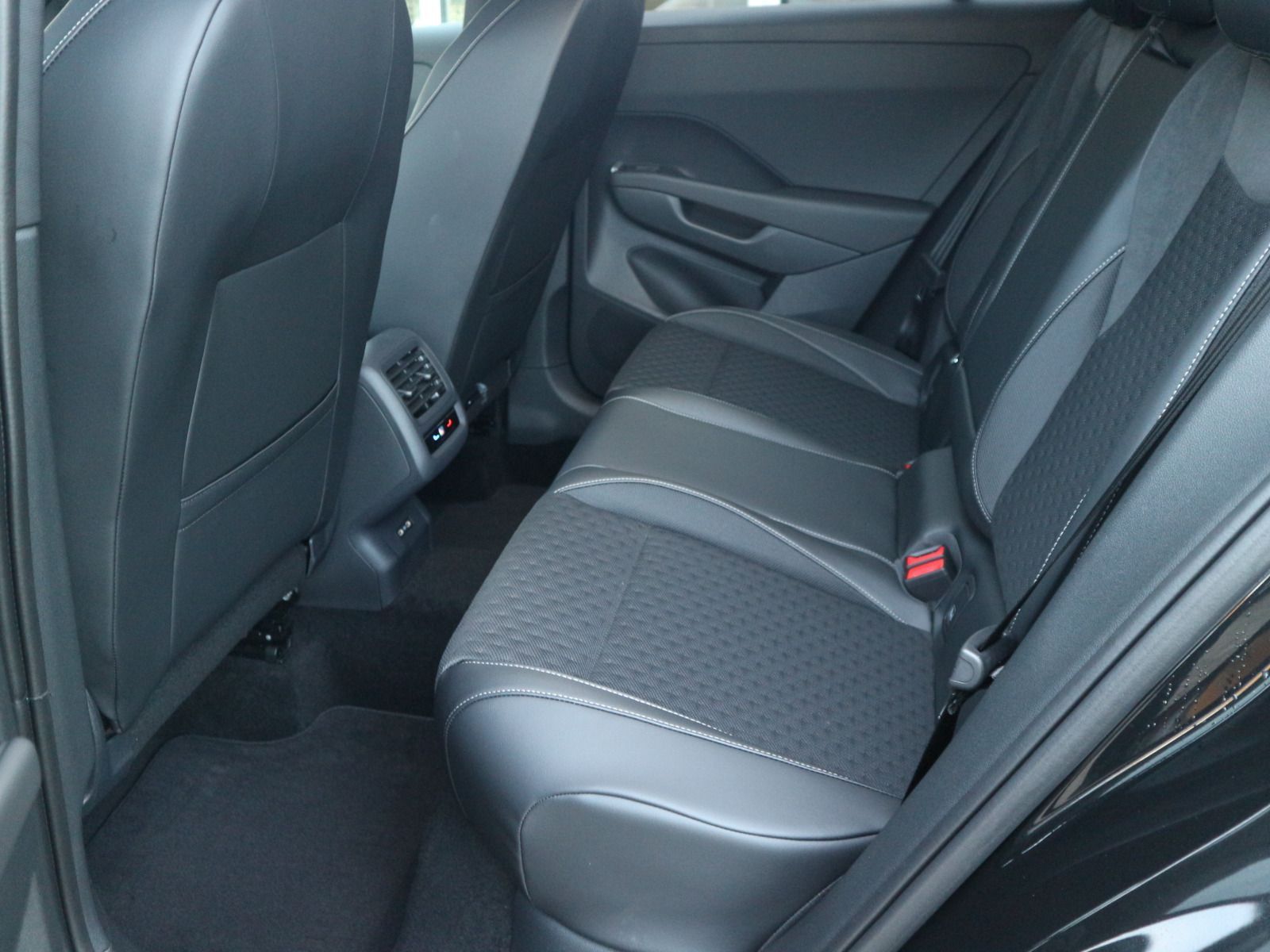 Volkswagen T-Roc R-Line 1.5 eTSI OPF (150 PS) DSG *AHK*WINT foto 6