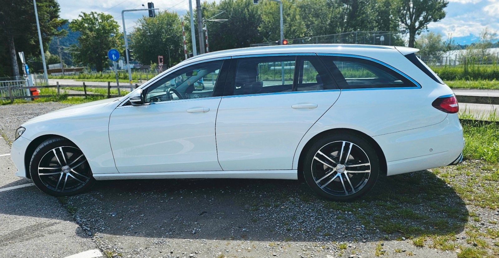 Mercedes-Benz E 200 4MATIC T Autom. - foto 4