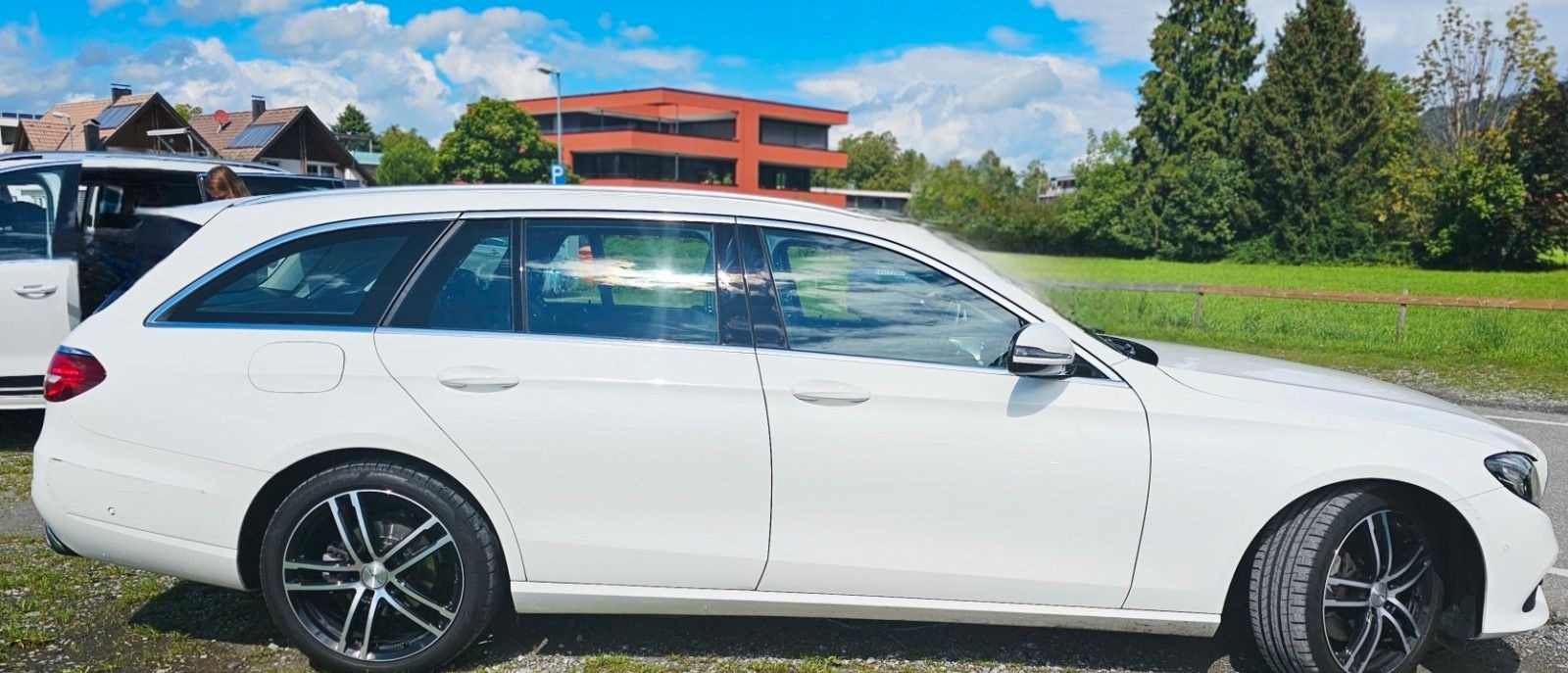 Mercedes-Benz E 200 4MATIC T Autom. - foto 8