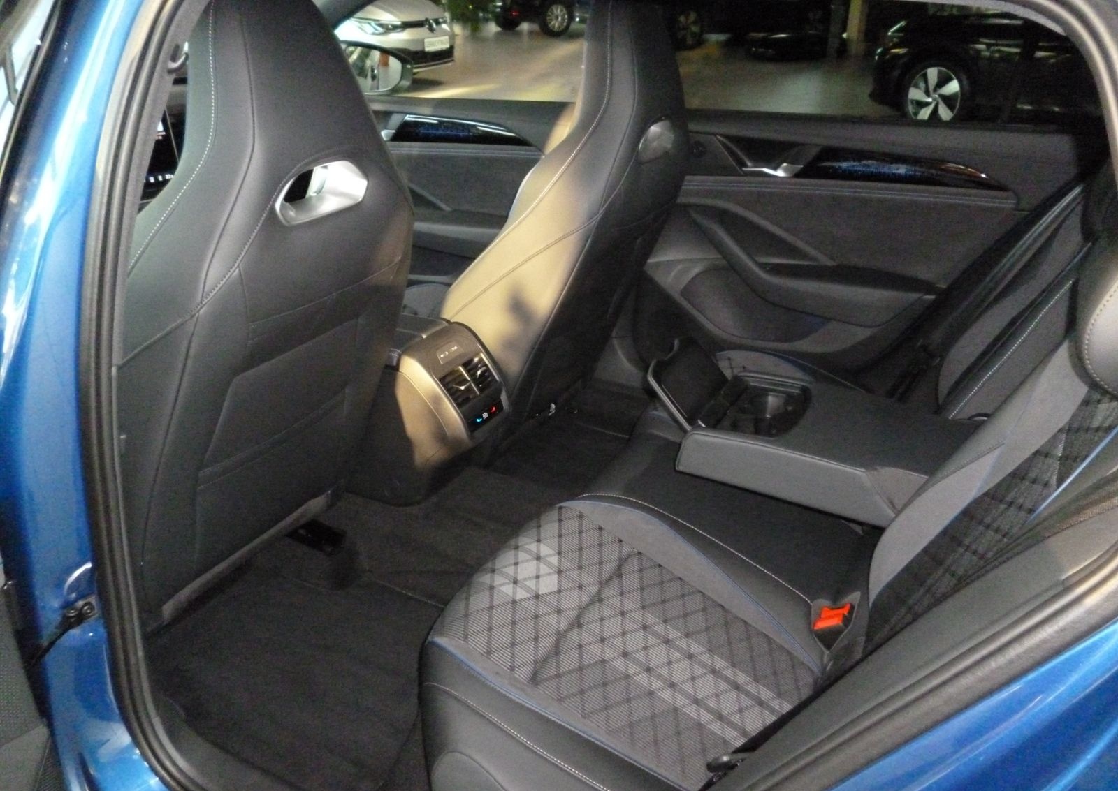 Volkswagen Passat Variant 2.0 TDI/DSG*R-line*MATRIX*AZV*HuD foto 10