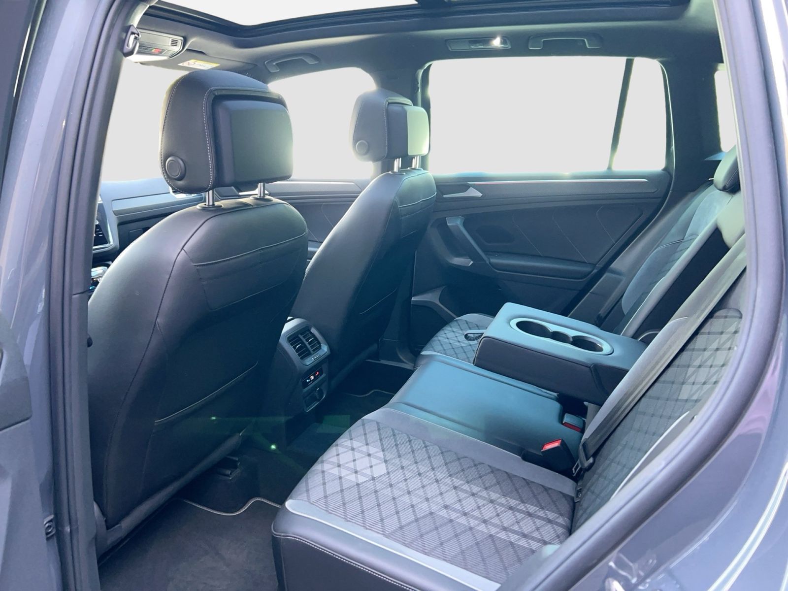 Volkswagen Tiguan 2.0 TDI R-line Matrix|CarPlay|AHK|Pano|SD foto 11