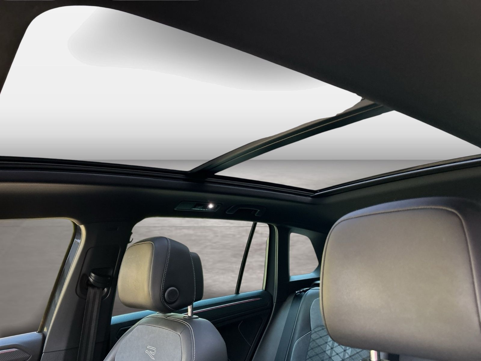 Volkswagen Tiguan 2.0 TDI R-line Matrix|CarPlay|AHK|Pano|SD foto 14