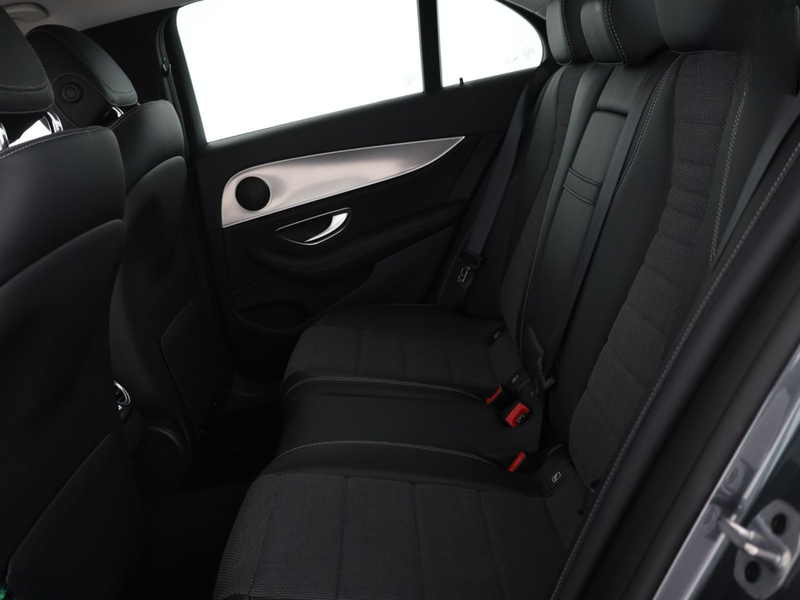 Mercedes-Benz E 200 4M AVANTGARDE KAMERA,TOTWINKEL,SPORTSITZE foto 11