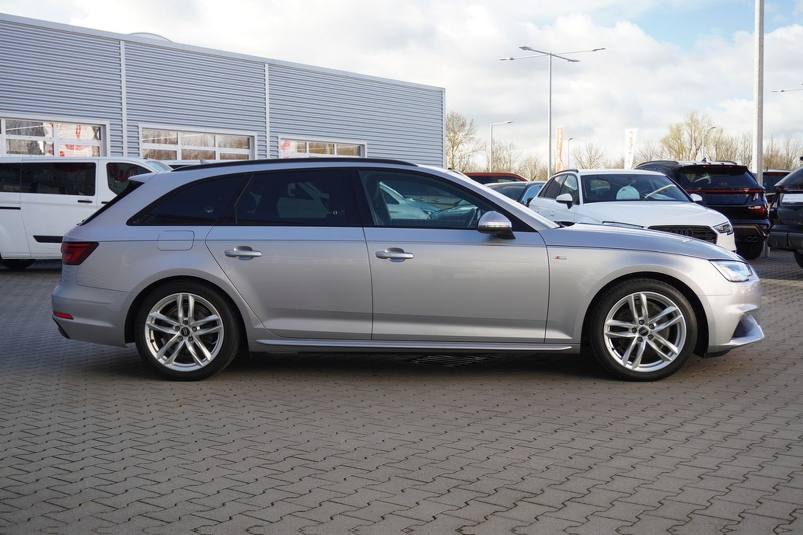 Audi A4 Avant TFSI sport S-Line LED Navi Teilleder foto 5