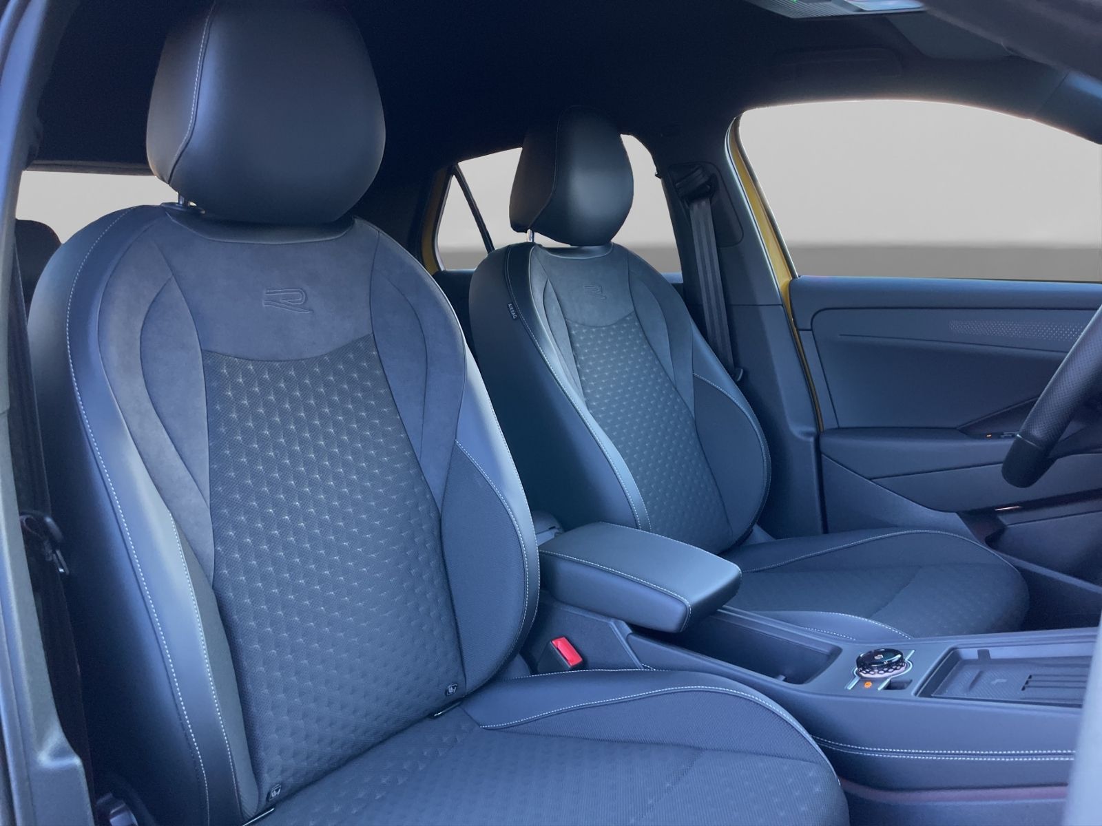 Volkswagen T-Roc 1.5 eTSI R-Line +DSG+ACC+NAVI+DAB+LM++ foto 18