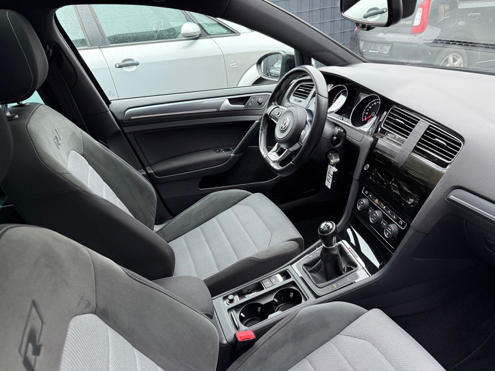 Volkswagen Golf VII Lim. R-Line Highline BMT 4Motion foto 14