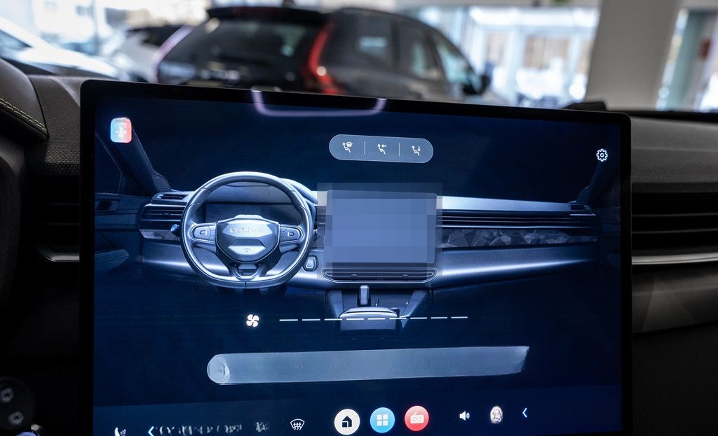 Lynk&Co 01 1.5 TD PHEV 206 kW More W-LAN ACC LED PANO foto 14