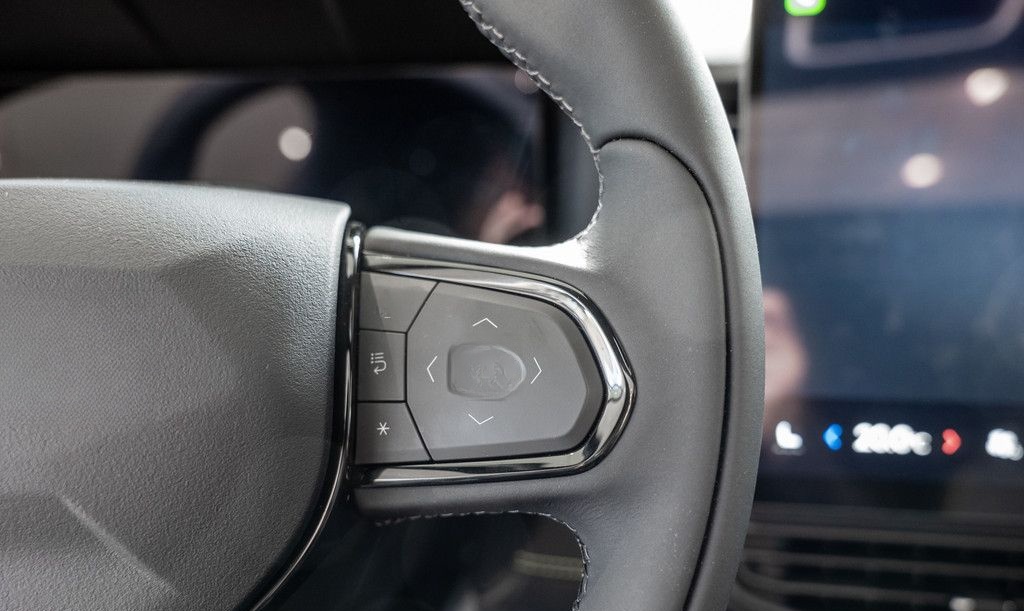 Lynk&Co 01 PHEV More PDC SHZ KAMERA NAVI ACC LED PANO foto 16