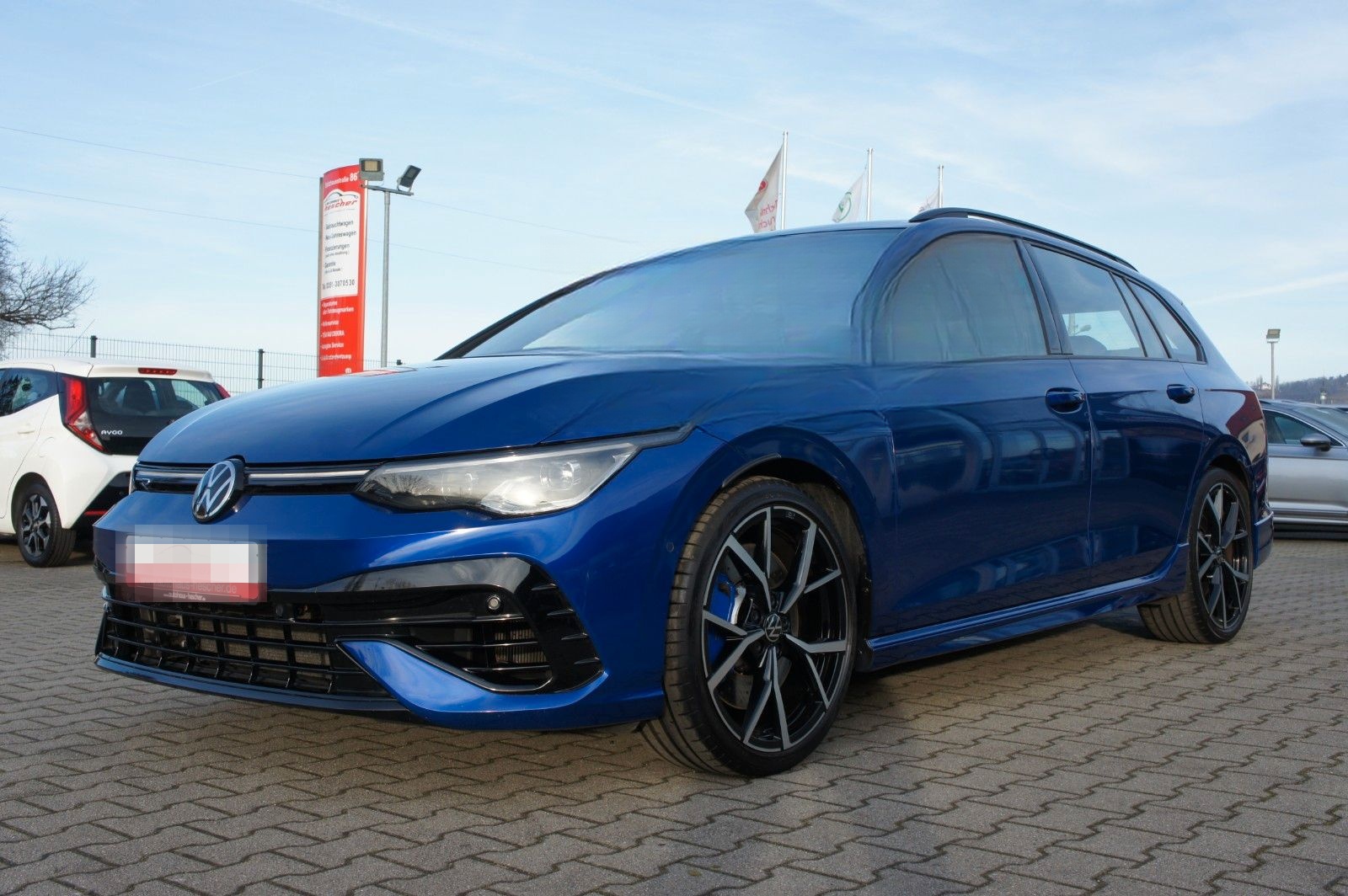 Volkswagen Golf VIII Variant R 2.0 TSI 4Motion DSG *MATRIX* foto 4