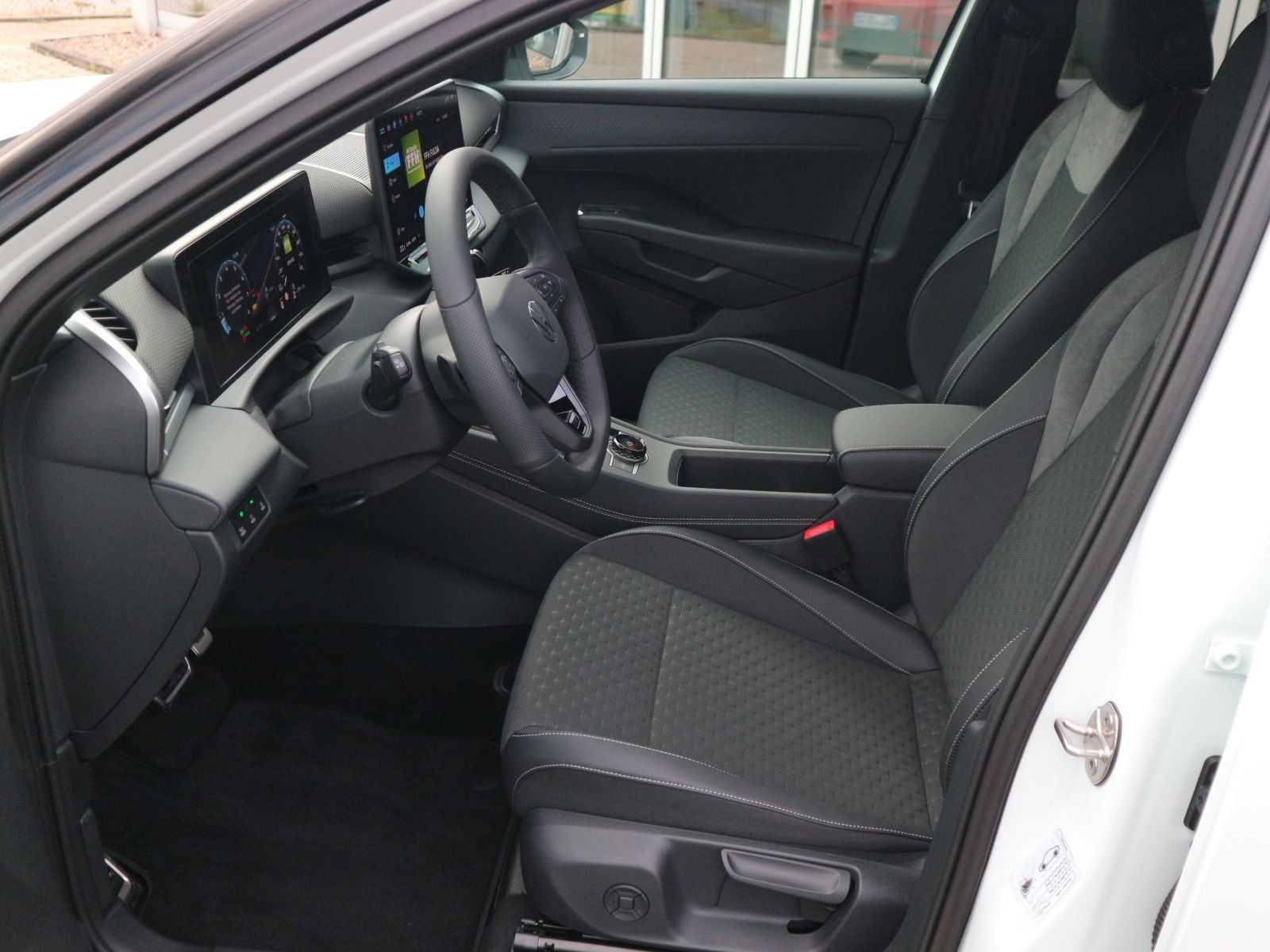 Volkswagen T-Roc R-Line 1.5 eTSI OPF 110 kW (150 PS) DSG *W foto 5