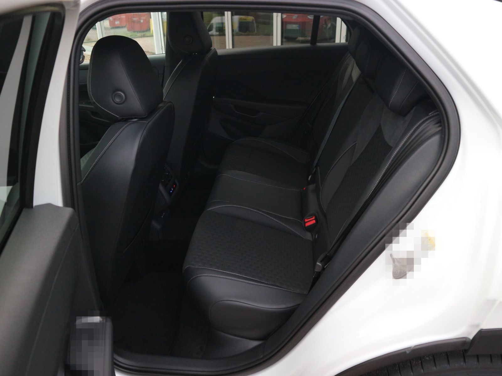 Volkswagen T-Roc R-Line 1.5 eTSI OPF 110 kW (150 PS) DSG *W foto 6