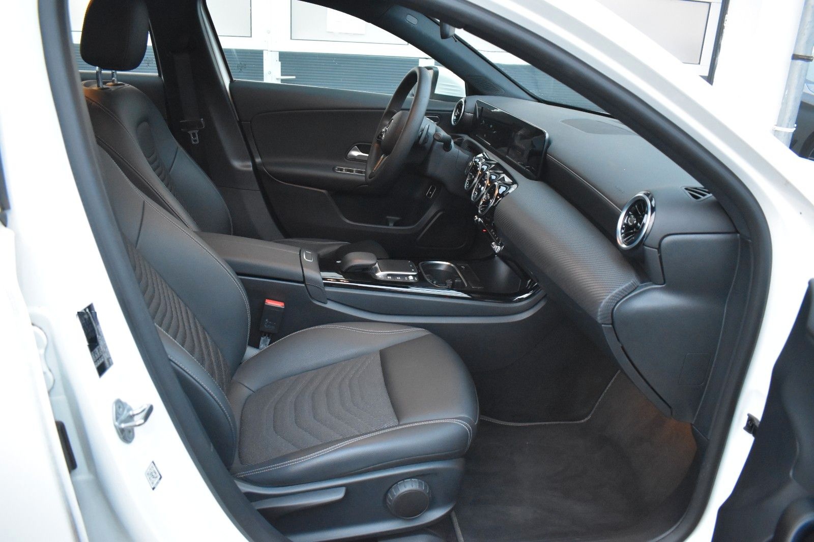 Mercedes-Benz A 250 e*LED HIGH*T-LEDER*NAVI*SHZ*PDC*ALU foto 12