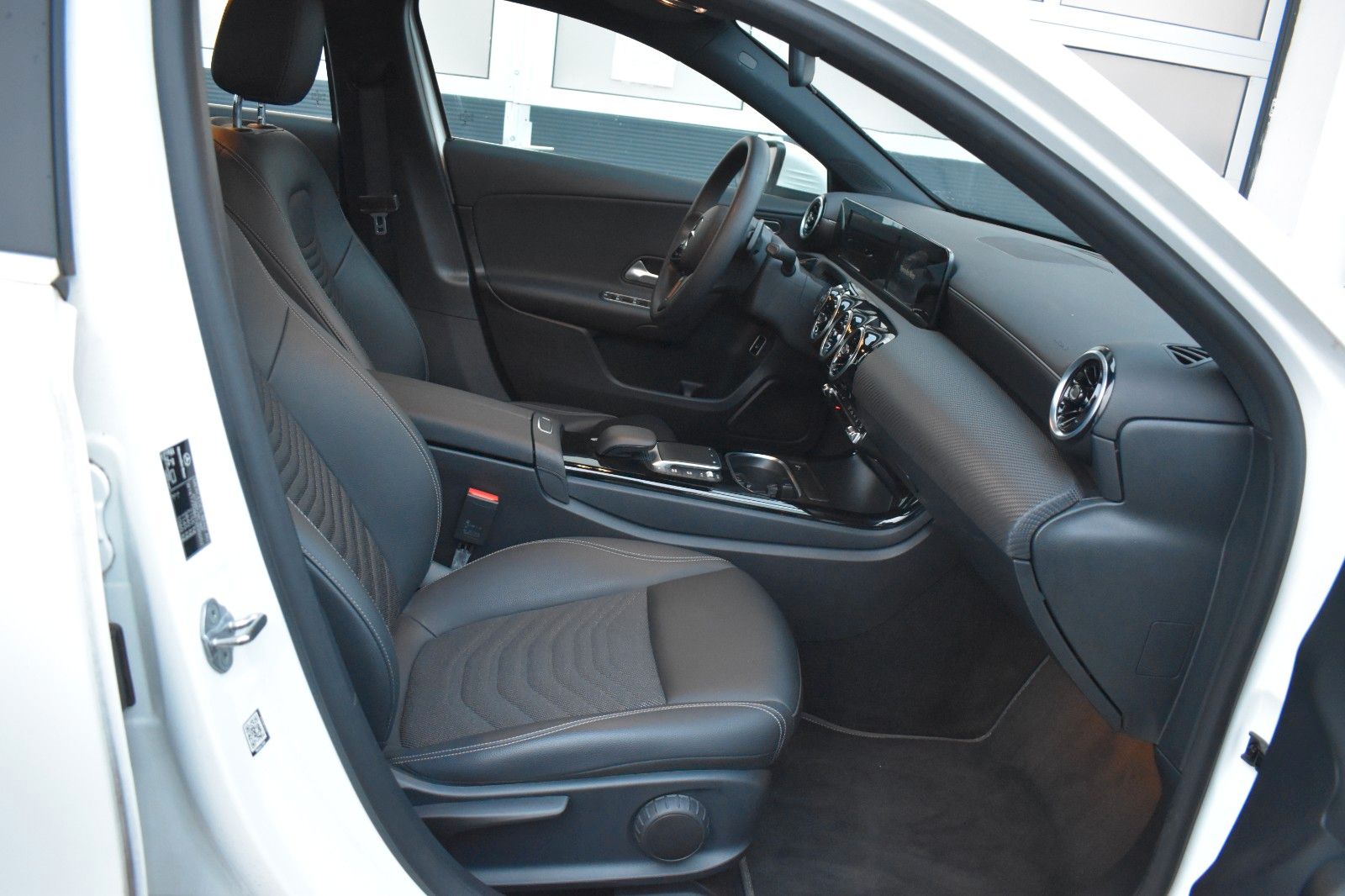 Mercedes-Benz A 250 e*LED HIGH*T-LEDER*NAVI*SHZ*PDC*ALU foto 6