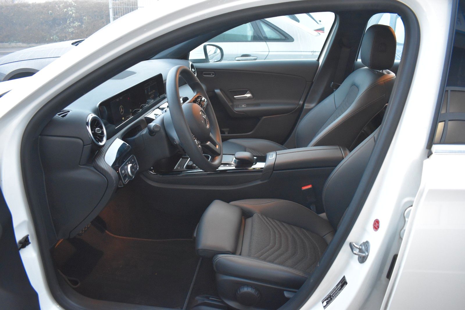 Mercedes-Benz A 250 e*LED HIGH*T-LEDER*NAVI*SHZ*PDC*ALU foto 8