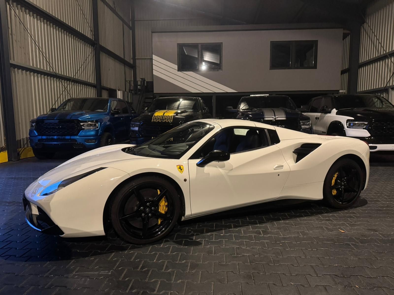 Ferrari 488 Spider BIANCO AVUS CARBON HELE foto 3