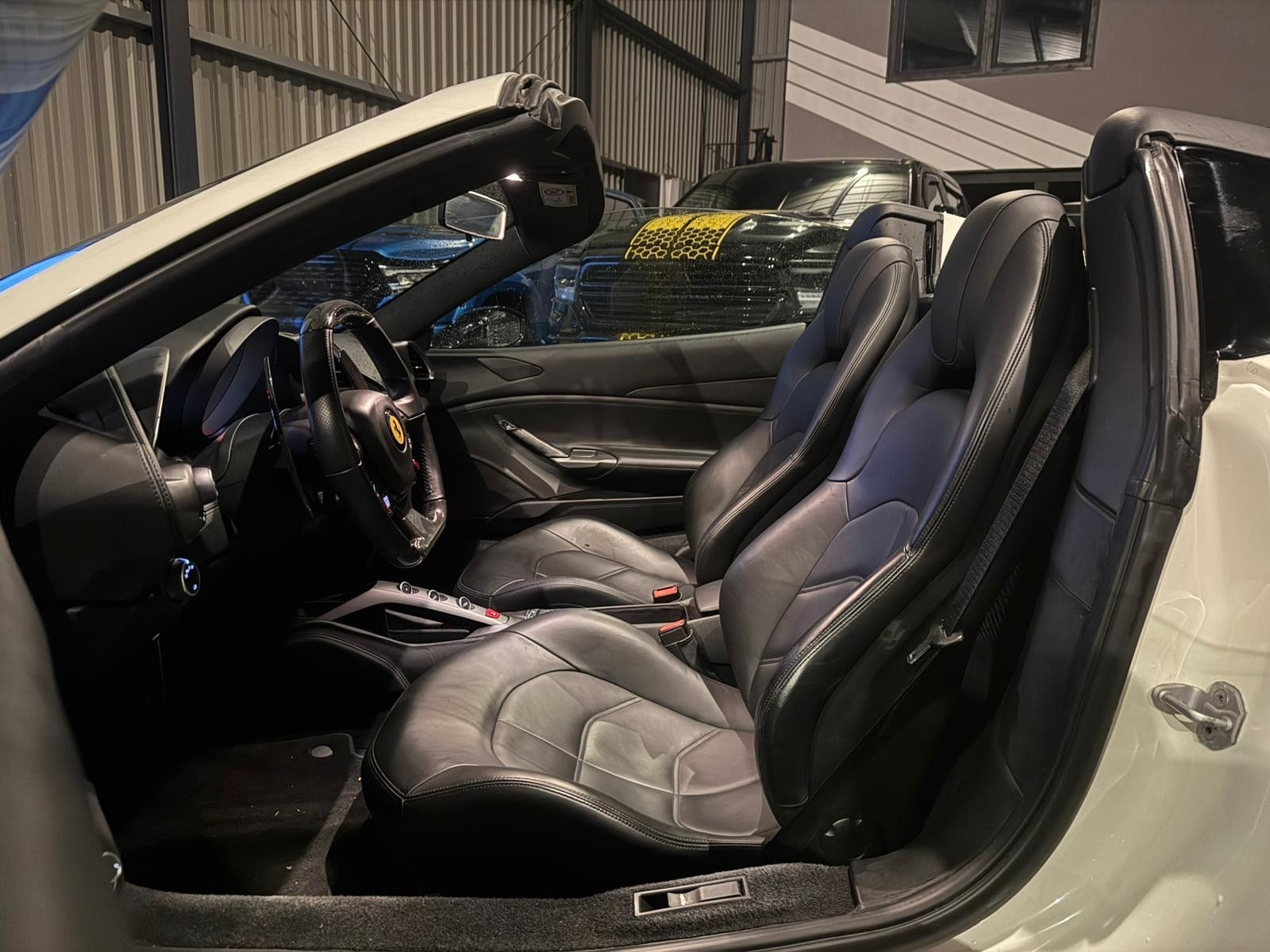 Ferrari 488 Spider BIANCO AVUS CARBON HELE foto 10